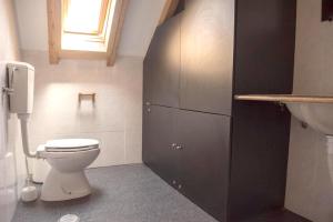 un baño con inodoro y lavabo en Charming studio in Peniche – Sea view 40 m², en Peniche 23 fotos más