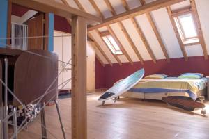 Una habitación con una cama y una tabla de surf dentro. en Charming studio in Peniche – Sea view 40 m², en Peniche