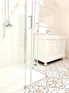 uma casa de banho com um chuveiro e um lavatório. em One bedroom appartement with city view terrace and wifi at Porto no Porto