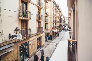 una calle en la ciudad con gente caminando por ella en Pensión Irune by Vivere Stays, en San Sebastián