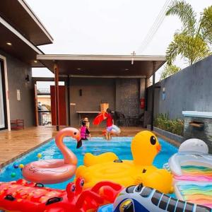 une piscine avec des canards en caoutchouc et d'autres jouets dans l'établissement PoolVilla Chaam NL, à Cha Am