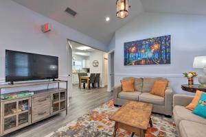 Μια τηλεόραση ή/και κέντρο ψυχαγωγίας στο Downtown Ocean Springs Duplex with AandC 1 Mi to Beach