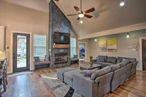 Hawk CoveGame Room and Lake Tawakoni Access Family Getaway!的带沙发和壁炉的客厅