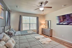 una camera da letto con un letto e un ventilatore a soffitto di Lake Tawakoni Access Home with Game Room! a Hawk Cove