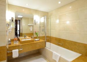 Ванная комната в Grand Millennium Dubai