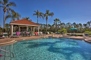 een groot zwembad met een prieel en palmbomen bij Townhome with Resort Amenities 5 Mi to Disney World in Kissimmee