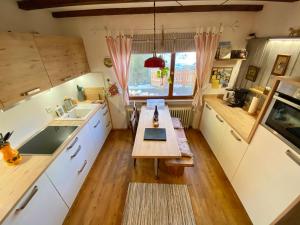 A kitchen or kitchenette at Ferienhaus Robin