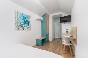 een slaapkamer met een bed en een bureau in een kamer bij Apartments on Chaykovskogo 16 in Odessa