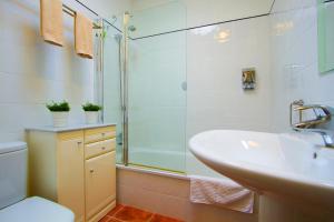 Ein Badezimmer in der Unterkunft Villa De La Cruz