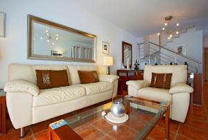 Ein Sitzbereich in der Unterkunft Villa De La Cruz