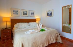 ein Schlafzimmer mit einem Bett mit zwei Lampen und einem Spiegel in der Unterkunft Villa De La Cruz in Playa Blanca + 24 Fotos