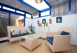 Ein Sitzbereich in der Unterkunft Villa De La Cruz