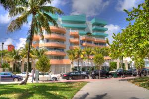 um edifício com carros estacionados em frente em Dream Destinations at Ocean Place em Miami Beach