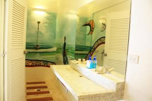 A bathroom at Mangoriders Beach Club