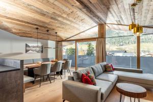 salon z kanapą i stołem w obiekcie Appartements Wehrhof by Schladmingurlaub w Schladming