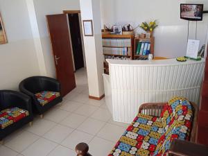 ein Wohnzimmer mit 2 Stühlen und einem Sofa in der Unterkunft Hotel AH Maio in Vila do Maio