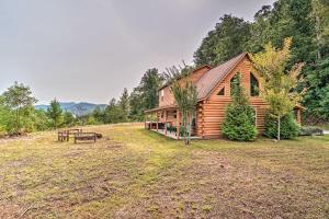 Galeriebild der Unterkunft Cozy Cabin Living by Lake Chatuge with Covered Patio in Hiawassee