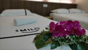 Postel nebo postele na pokoji v ubytování Smile Hotel Cheras Pudu KL