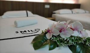 Postel nebo postele na pokoji v ubytování Smile Hotel Cheras Pudu KL