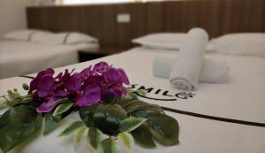 Postel nebo postele na pokoji v ubytování Smile Hotel Cheras Pudu KL