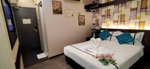 Postel nebo postele na pokoji v ubytování Smile Hotel Cheras Pudu KL
