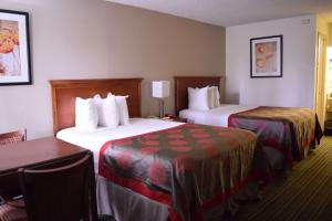 מיטה או מיטות בחדר ב-Ramada by Wyndham Savannah Gateway