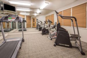 een fitnessruimte met loopbanden en crosstrainers in een kamer bij Hawthorn Suites by Wyndham Livermore in Livermore