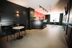 a room with black walls and a table and chairs at Boutique Hotel Lupo in Vlissingen