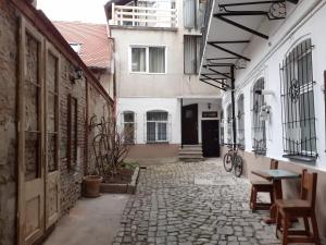 eine Gasse in einer Altstadt mit einem Gebäude in der Unterkunft Residence Krone in Braşov