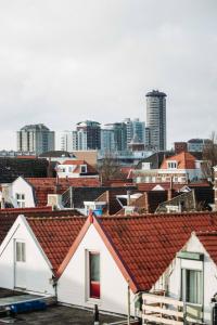 vistas a una ciudad con edificios altos en Boutique Hotel Lupo en Vlissingen