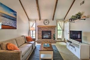 Χώρος καθιστικού στο Shawnee Condo Less Than 10 Mi to Downtown Kansas City!
