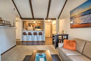 Χώρος καθιστικού στο Shawnee Condo Less Than 10 Mi to Downtown Kansas City!
