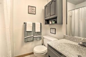 Ένα μπάνιο στο Shawnee Condo Less Than 10 Mi to Downtown Kansas City! +17 φωτογραφίες