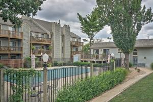 Πισίνα στο ή κοντά στο Shawnee Condo Less Than 10 Mi to Downtown Kansas City!