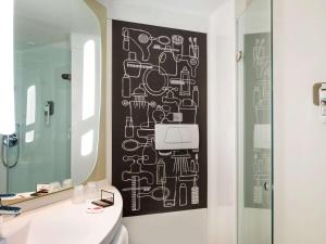 Ein Badezimmer in der Unterkunft ibis Paris Saint-Denis Stade Sud