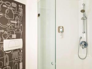 Ein Badezimmer in der Unterkunft ibis Paris Saint-Denis Stade Sud