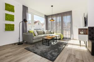 uma sala de estar com um sofá e uma mesa em Ferienhaus-See-Sauna-Kamin-Hund mit E-Ladestation em Krakow am See