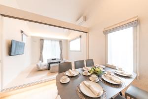 comedor con mesa y sala de estar en The Guest Villa 箱根湯本 V-II en Hakone