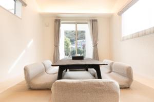 un soggiorno con tavolo e 2 sedie di The Guest Villa 箱根湯本 V-II a Hakone