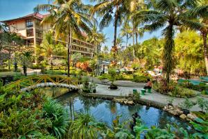 The Jayakarta Yogyakarta Hotel & Spa tesisinin dışında bir bahçe