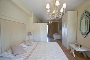 Postel nebo postele na pokoji v ubytování Assa Maris Beach Hotel