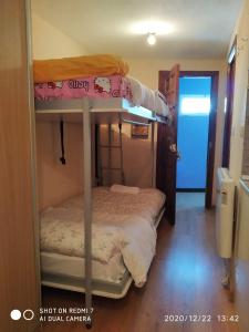 een slaapkamer met 2 stapelbedden in een kamer bij estudio presidente in Sierra Nevada