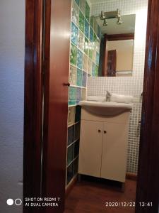W łazience znajduje się umywalka i lustro. w obiekcie estudio presidente w mieście Sierra Nevada