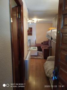 een kamer met een deur naar een woonkamer bij estudio presidente in Sierra Nevada