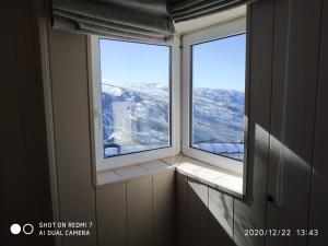 een lege kamer met twee ramen in een vliegtuig bij estudio presidente in Sierra Nevada