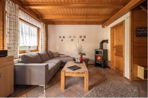 a living room with a couch and a table at Ferienhäuser zur Schäferei in Mitwitz