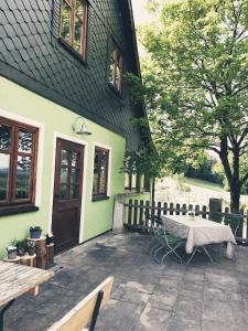 a table and chairs in front of a building at Ferienhäuser zur Schäferei in Mitwitz