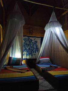 Katil atau katil-katil dalam bilik di Sten Lodge eco Homestay