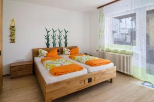 A bed or beds in a room at Ferienwohnung Kramer