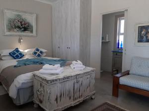 een slaapkamer met een bed met twee handdoeken erop bij WestBed in Langebaan